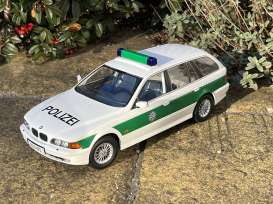 BMW  - 5-series E39 Touring 1998 white/green - 1:18 - Triple9 Collection - 1800395 - T9-1800395 | The Diecast Company