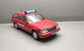 Mercedes Benz  - E Class T-model 1995 signal red - 1:18 - Triple9 Collection - 1800364 - T9-1800364 | The Diecast Company