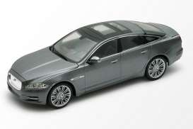 Jaguar  - 2010 grey - 1:24 - Welly - 22517gy - welly22517gy | The Diecast Company