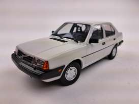 Volvo  - 340 1987 white - 1:18 - Triple9 Collection - 1800412 - T9-1800412 | The Diecast Company