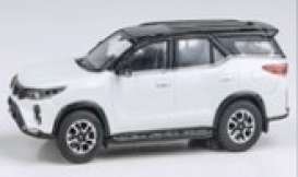 Toyota  - Fortuner 2023 platinum white - 1:64 - Para64 - 55721 - pa55721 | The Diecast Company