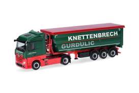 Mercedes Benz  - Actros green/red - 1:87 - Herpa Trucks - H318518 - herpa318518 | The Diecast Company